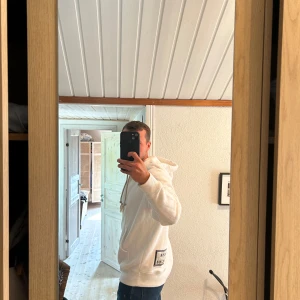 Acne studio hoodie (använd 1 gång) - En Acne studio hoodie som är i princip oanvänd i storlek XS (lite större i storleken), skulle säga den passar någon med S-M. Med ett utseende i nyskick. Mitt pris 1395. Nypris runt 3499kr