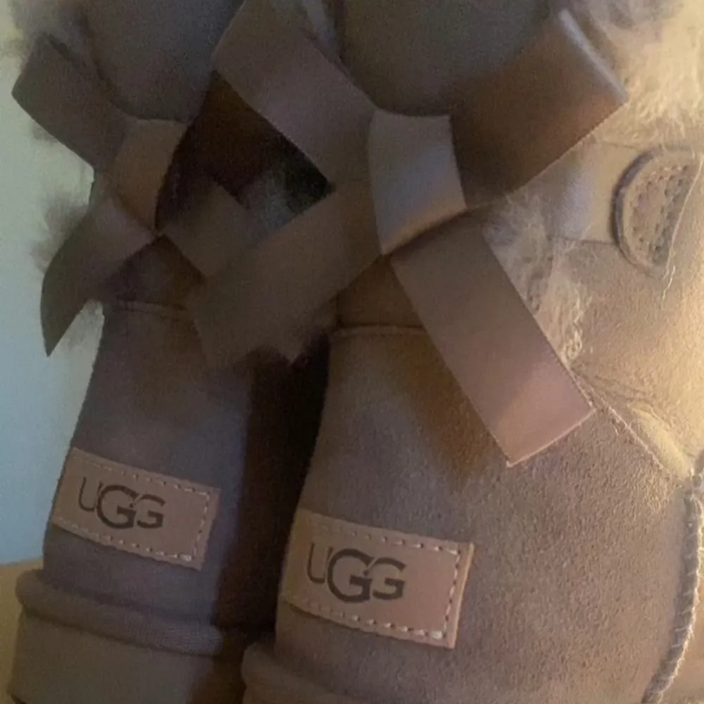 Jättesöta uggs med rosetter💓 färgen caramel storlek 37. Köpta på zalando och nypris är 2495💓. Skor.