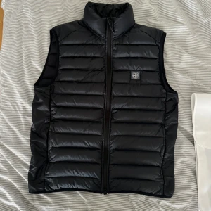 Stone island väst - Marinblå, använd vid få tillfällen, hängaren har gått sönder annars 9/10 i skick