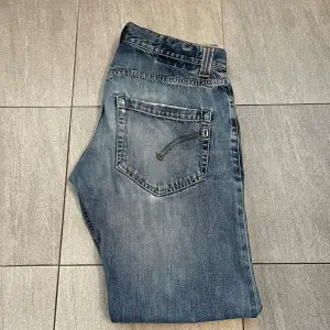 Hej! Vi säljer nu dessa feta Dondup Jeansen |  Skick 9/10 | inga difekter | storlek 33 | jeansen säljs nu för endast 799kr! | jeansen sitter slim fit modellen är 181 cm lång |  skriv vid minsta fundering⭐️