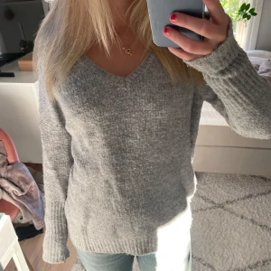 Stickad tröja - Grå stickad tröja från Vila. Tröjan har inga andra defekter än att den är lite nopprig. Annars jättesnygg!!