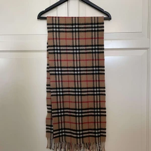 Burberry halsduk - Säljer nu denna riktigt feta Burberry halsduken som är 10/10 skick. Halsduken är såklart äkta men inget og tillbehör vid priset. Skriv gärna vid funderingar!!