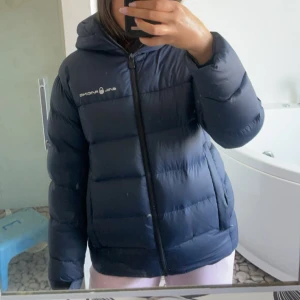 Sail racing jacka - Säljer nu min sail racing jacka, köpt föra året. Jag säljer jackan eftersom eftersom att den inte kommer till så mycket användning. Pris kan diskuteras😊