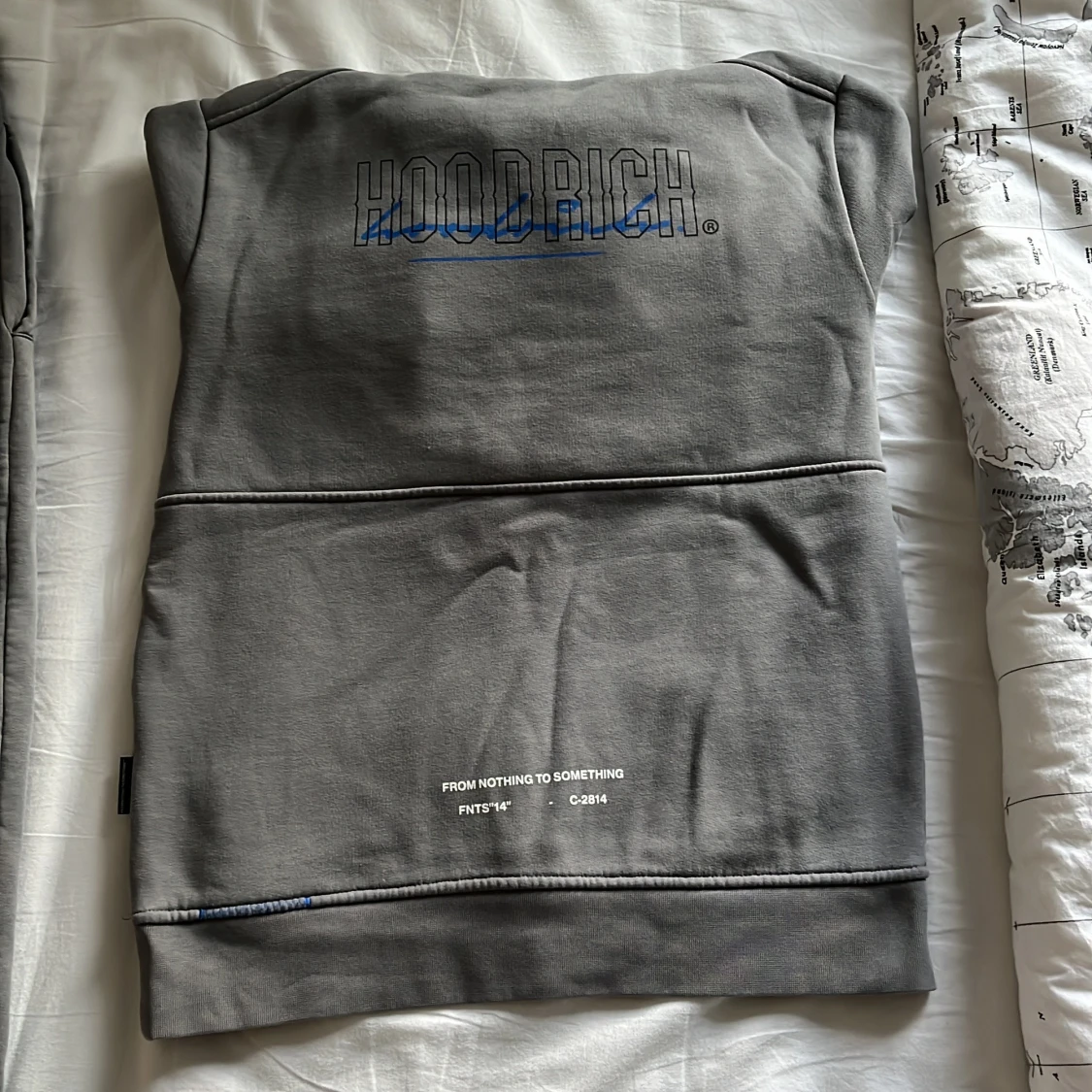 Säljer hoodrich tracksuit där den är använd i ca 3 månader. Ordinarie pris: 1500 - 90