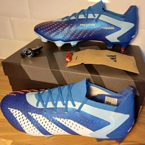 Fotbollsskor Adidas Accuracy .1 L SG - Fotbollsskor i mycket bra skick, använda något enstaka tillfälle. Dem har skruvdobb (SG). Säljer för att dem inte passade, hör av er om ni har frågor!