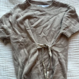 T-shirt Zara - Jättefin stickad t shirt med knytning i midjan från zara😇