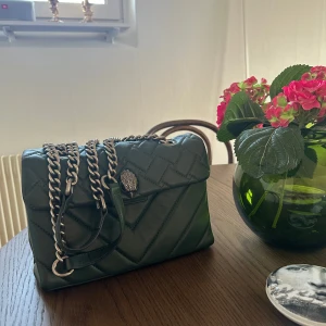 Kurt Geiger väska  - Har små defekter men annars i toppenskick! I modellen kensington och just denna färg finns ej länge att få tag på ny😍