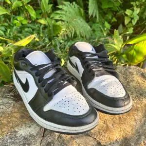 Säljer ett par fina äkta svartvita Nike Jordan Low i strl 39, UK 5,5. Kommer i orginalkartong. Skick se bilder.  Hör av er med ev frågor eller fler bilder. Frakt betalas av köparen eller hämtas upp i Göteborg.