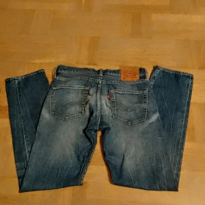 Levi's 511  - Supersnygga mid rise straight jeans i mycket bra skick! Säljer byxorna då dem är för stora. 