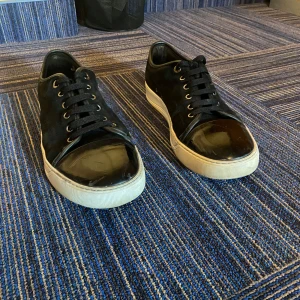 Lanvin cap toe - Säljer ett par Lanvins aka benäts magneterna🔛🔝. Skorna har tagits hand om mycket väl och varit hos omtalade kickscare👑Storlek 43 passar 44. Skicka meddelande om frågor🤝🙌😮‍💨