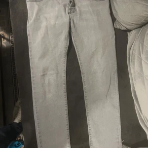 Jacob Choën jeans - Tjena! Säljer dessa Jacob choën jeans som är i storlek 37. Jeansen är i bra skicka och vid fler frågor är det bara att höra av sig! Mvh Isak