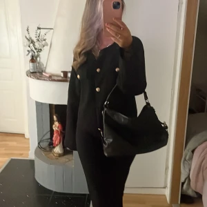 Väska  - Säljer denna väska eftersom den inte kommer till användning, helt oanvänd.