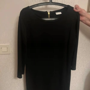 Klänning med guld dragkedja bak - Fint skick!