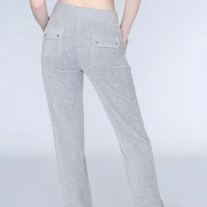 Grå mjukisbyxor med fickor - Superbekväma grå mjukisbyxor med fickor bak. Perfekta för en chill dag hemma eller en snabb tur till affären. De har en normal passform och är gjorda i mjukt material som känns skönt mot huden.