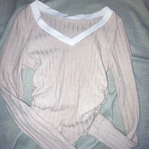 urringad Tröja - Urringad tröja, skön och fin, men använder tyvärr inte längre💕