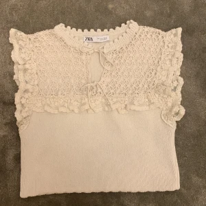 Zara topp  - Super fin zara topp som tyvärr inte kommer till användning. Finns inte att köpa längre Den är i superfint skick och används ett fåtal gånger. Köpte för 400 kr, säljer för 250kr. Pris kan alltid diskuteras❤️