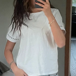  Vit t-shirt -  Vit Basic t-shirt med en detalj supersöt och passar till allt ett plagg som är bra att ha i sin garderob🥰