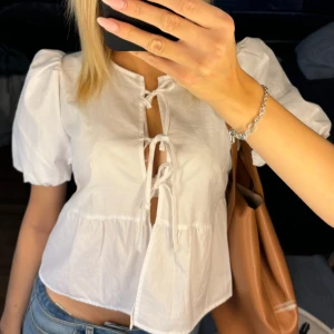 Söt blus  - Jäte söt blus med fina detaljer! Helt ny, itne använd💕