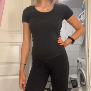 Bas T-shirt  - Svart bas T-shirt som funkar perfekt till träning eller vardag. Fint skick, använd fåtal gånger