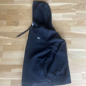 Svart Lacoste hoodie - Perfekta hoodien inför hösten, kostar 1600kr nypris.