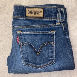 Levis bootcut/straight low waist jeans - Skitsnygga Levis jeans i toppskick. Säljer då de är lite korta på mig som är 168 med långa ben💗 skriv vid minsta fråga(står ingen storlek men skulle säga ungefär W25)