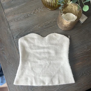 Figursydd stickad bandeu topp - Säljer denna skitsnygga figursydda stickade bandeu toppen från &other stories💕 toppen är i strl L men skulle säga att den passar M med! Toppen år figursydd och sitter väldigt fint vid midjan