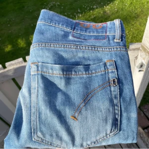 Dondup jeans  - Rikigt feta jeans i mycket bra skick! 😍 Storlek: 32 George  Hör av dig vid minsta lilla fundering 💭 