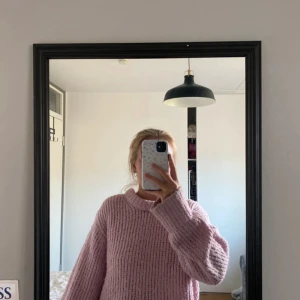 Stickad tröja - Världens finaste rosa stickade tröja! Från weekday i bra skick! Passar till allt och är perfekt i höstgarderoben! Buda gärna!