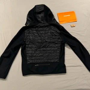 Parajumper cardigan - Säljer en parajumper jacka i storlek M. Den är bara använd i 5 månader och är fortfarande i ett fint skick 8,5/10. Köparen står för frakten. Skriv för fler bilder vid intresse.