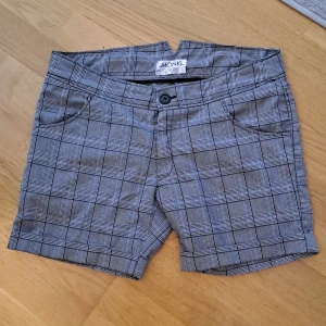 Monki Checkered Shorts - Säljer pga jag inte använder den längre. 