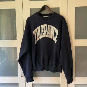 Sweatshirt - Mörkblå sweatshirt från Weekday. Står ”TOLERANCE” på framsidan. I använt men fint skick. 