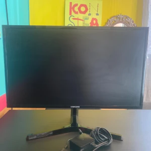 Samsung 144hz monitor - Köpt för cirka ett år sedan men har inte riktigt kommit till användning. Skick 9/10 inga defekter.