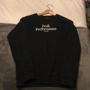 Peak performance tröja - Säljer nu min peak performance tröja då den inte längre passar. Den är använd ett fåtal gånger så det finns inga fel på den. 