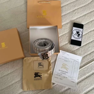 Burrbery bälte  - Helt nytt burberry bälte till salu. Bältet är helt nytt och är i Top skick! Om ni är intresserade tveka inte att höra av er!