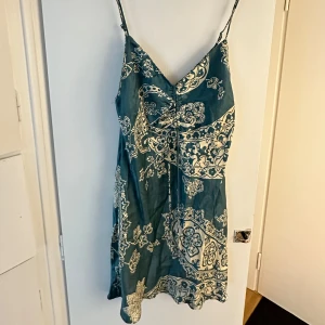 Klänning  - Supersöt klänning från zara. Nästan aldrig använd.💕