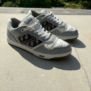 Dior skor B27 - Säljer nu mina sjukt snygga Dior skor i Fint skick. Storlek 42 på dojjerna och legit checkade av vestiare så 100% äkta. Inga tillbehör såsom låda etc  hör av er vid fler frågor och som sagt inga tillbehör 