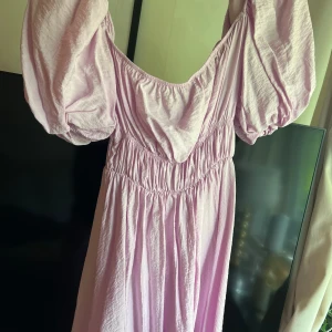 Rosa klänning - Jättegullig rosa klänning, lite glansigt material, endast använd en gång💗 Känns som en M-L, köpt för 600!