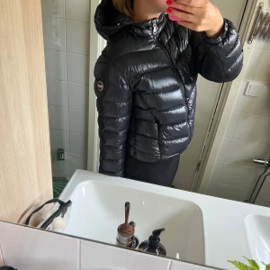 Colmar jacka - Varm och skön dunjacka! Super snygg verkligen, men jag har tyvärr tröttnat på den. Använd 1 vinter men inga defekter! Nypris ca 6000, hör av er vid funderingar🩷 säljer inte under 3500!