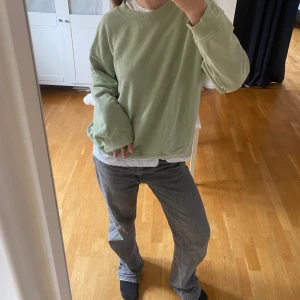 Monki sweatshirt - Fint skick, inte använd så mycket. Hyfsat tunn för att vara en sweatshirt. Strl M 