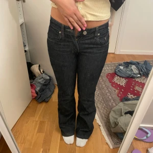 Lågmidjade bootcut jeans - Snygga mörkblå lågmidjade och utsvängda jeans som tyvärr inte passar mig🥲står storlek 27 men skulle säga att dom är mer 25💘