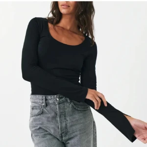 Soft touch jersey topp - Jättefin basic tröja med slits i ärmarna köpt på Gina❤️ passar till allt!  Nypris: 200