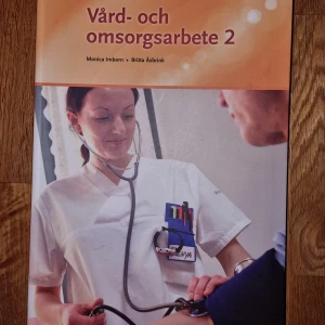 Vårdbok - vård och omsorgsarbete 2, sanoma,  inköpt hösten 2018. Har endast tittat i den 3-4 gånger. 