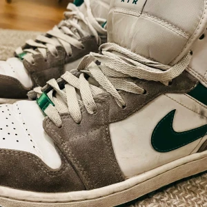 Nike Jordan Air, strl 44,5 - Nike Jordan Air säljes. Vit/grön. Helt ok skick!