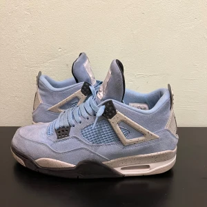 Jordan 4 unc - Skick: 5/10   Små defekter på skotungan men inte så synligt. Rätt så smutsiga därför säljs de för ett lågt pris. 
