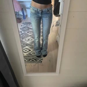 lågmidjade vintage jeans, från märket replay 🤍 - jätte fint skick, säljer dom då jag inte använder dom så mycket (priset kan diskuteras)