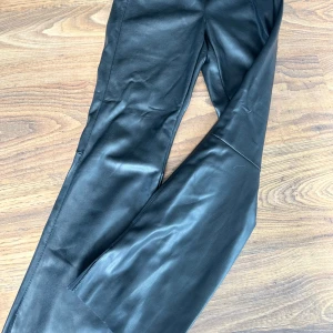 Skinnbyxor  - Fina Skinnbyxor från Pernilla Wahlgrens kollektion  Tajta på låten med lite raka nertill 