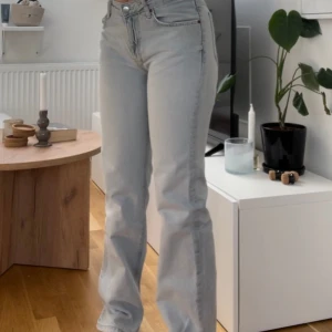Ljusa Low Straight Jeans 900 - Normala i storlek (W27 L32) Superfina lågmidjade, raka jeans som passar till allt. Älskar dessa men tyvärr så är de lite för små p.g.a. träning. Märker heter ”Never Denim” och säljs på exempelvis Carlings och BikBok! Nypris: 700kr