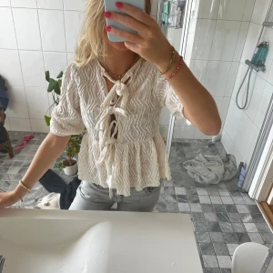 Blus  - Vit blus från Gina Tricot
