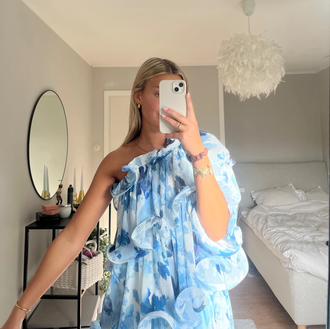 Plisserad volangklänning - 90