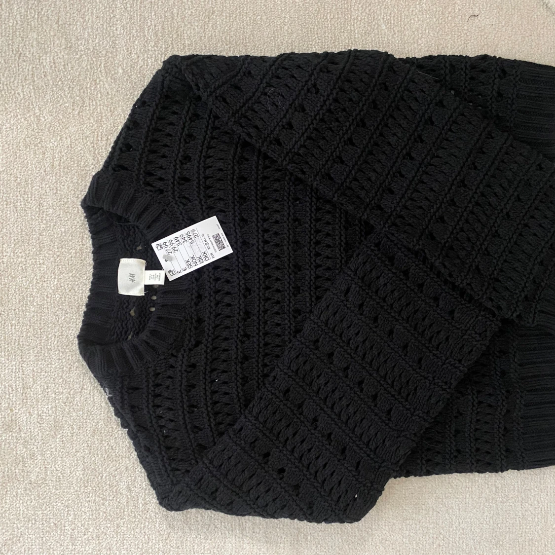 Svart hålstickad tröja - 93